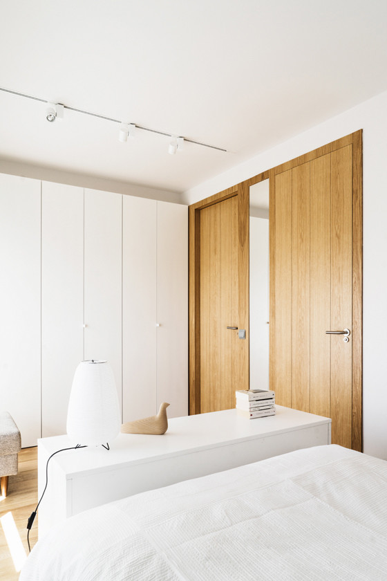 Foto de dormitorio principal escandinavo pequeño sin chimenea con paredes blancas y suelo de madera clara