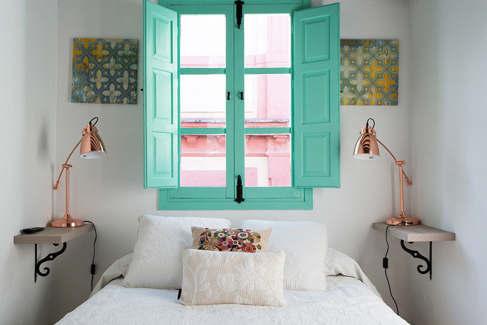 セビリアにある地中海スタイルのおしゃれな寝室 (白い壁) のレイアウト