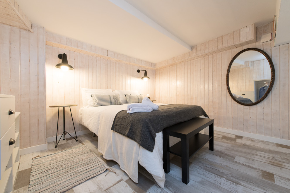 Стильный дизайн: гостевая спальня (комната для гостей) в стиле лофт с бежевыми стенами, деревянным полом и коричневым полом - последний тренд