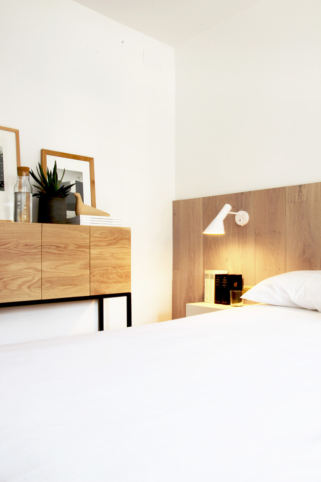 Imagen de dormitorio principal minimalista pequeño con paredes blancas y suelo de madera clara