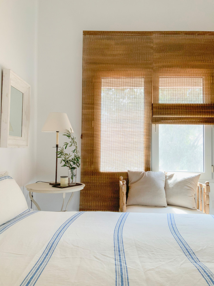Стильный дизайн: маленькая хозяйская спальня в средиземноморском стиле с белыми стенами и темным паркетным полом без камина для на участке и в саду - последний тренд
