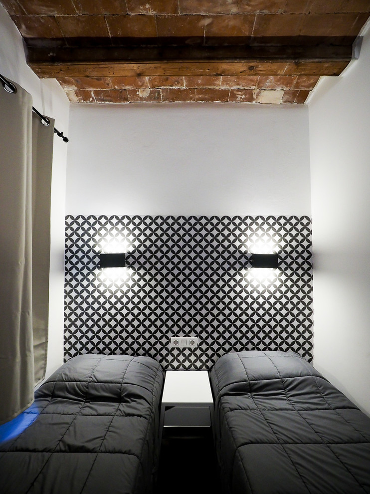 Foto de habitación de invitados industrial pequeña sin chimenea con paredes blancas