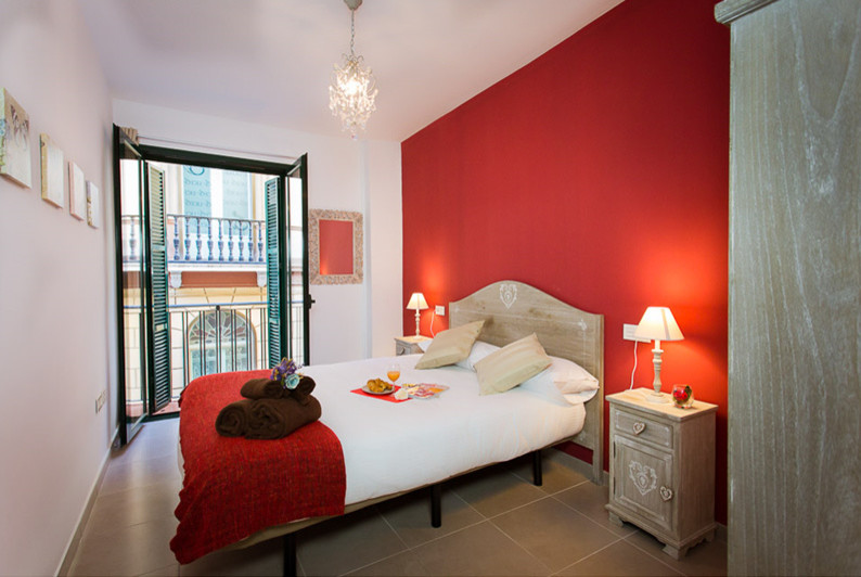 Foto de dormitorio principal ecléctico de tamaño medio sin chimenea con paredes rojas