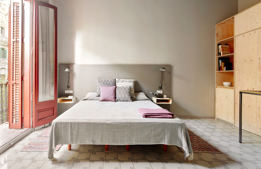 バルセロナにある中くらいなトランジショナルスタイルのおしゃれな主寝室 (グレーの壁、セラミックタイルの床、暖炉なし) のレイアウト