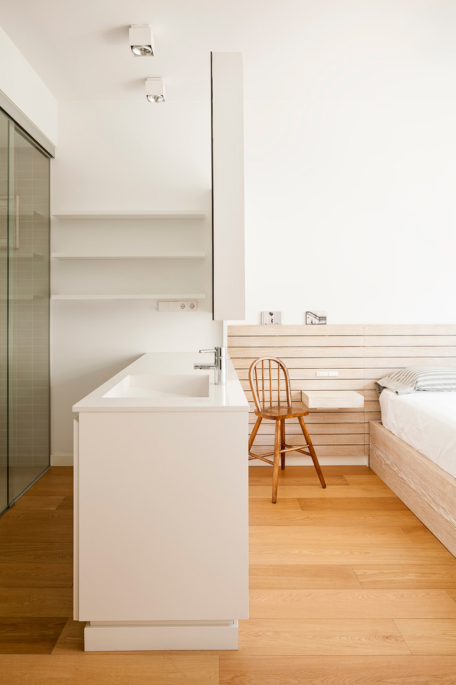 Bedroom - modern bedroom idea in Barcelona