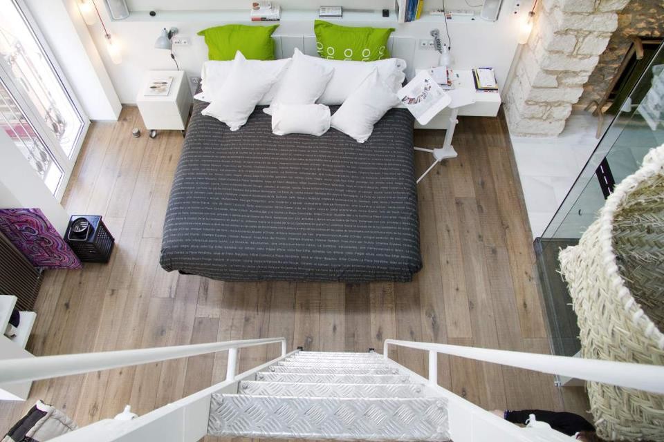 Mittelgroßes Modernes Hauptschlafzimmer mit weißer Wandfarbe und braunem Holzboden in Alicante-Costa Blanca