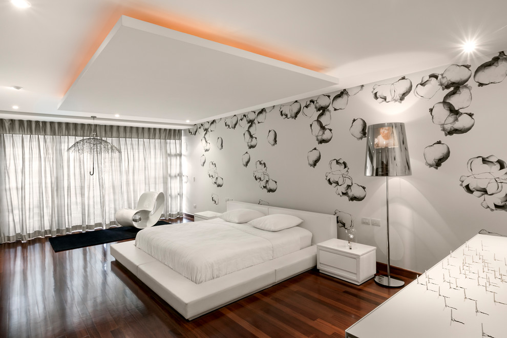 Foto di una camera da letto design con pareti bianche, parquet scuro e pavimento marrone