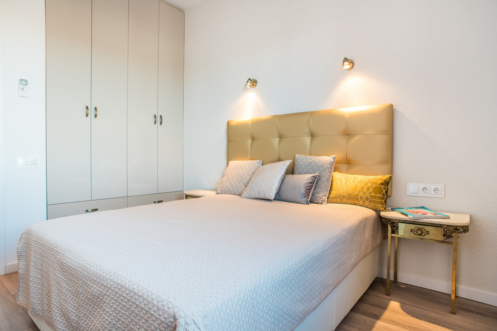 Diseño de dormitorio principal clásico renovado con paredes blancas y suelo de madera en tonos medios