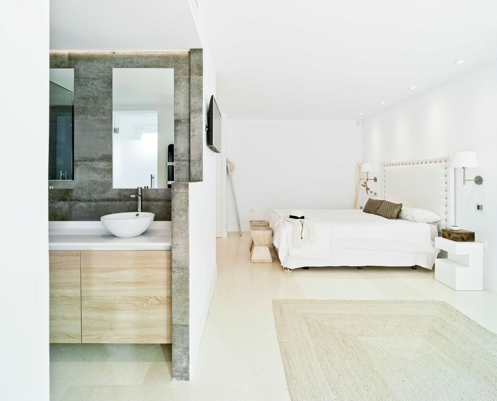 На фото: большая хозяйская спальня в современном стиле с белыми стенами и бежевым полом без камина с