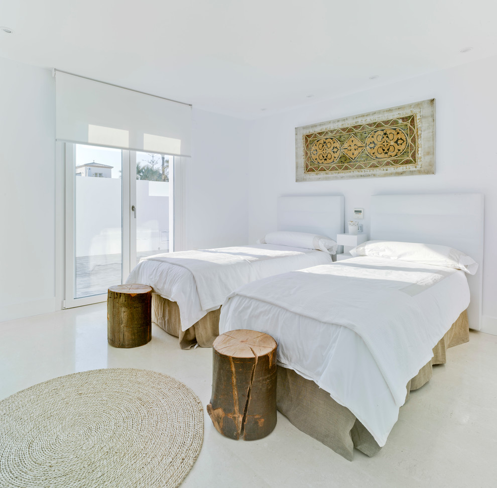Ejemplo de habitación de invitados contemporánea de tamaño medio sin chimenea con paredes blancas y suelo beige