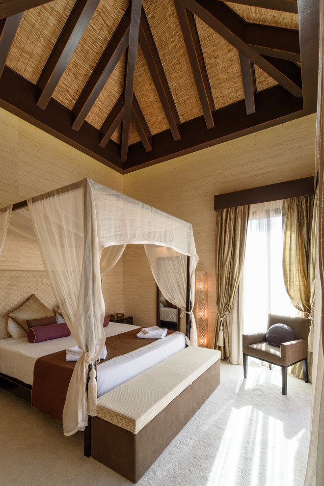 マラガにある中くらいなアジアンスタイルのおしゃれな主寝室 (ベージュの壁、カーペット敷き、ベージュの床)