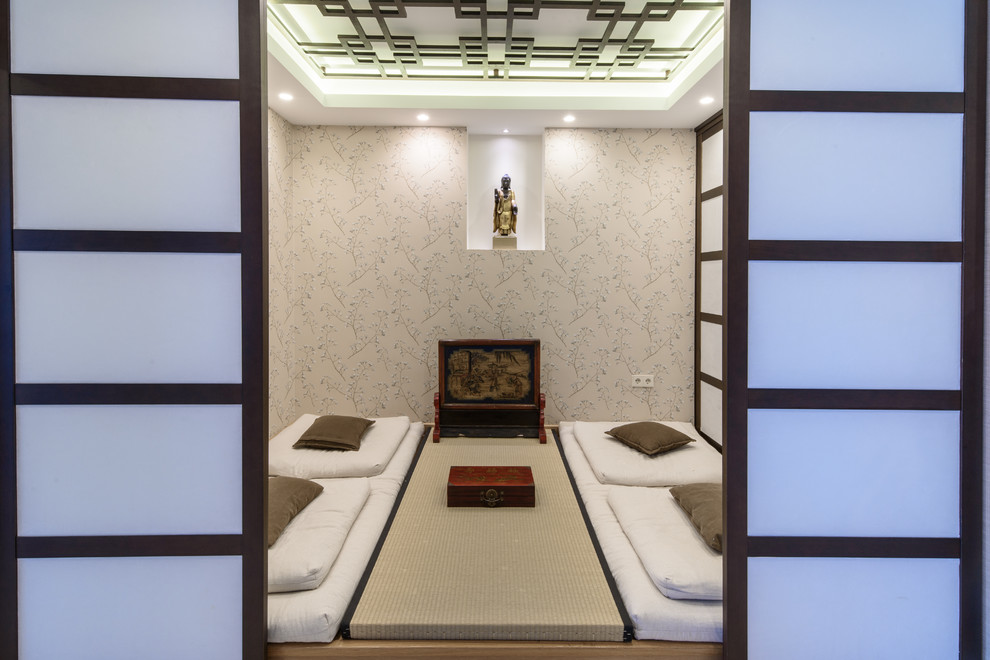 Réalisation d'une petite chambre asiatique avec un mur multicolore, parquet en bambou et un sol beige.