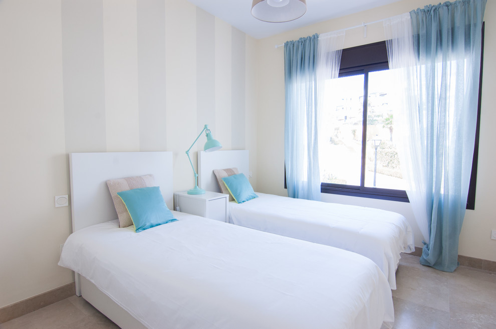 Источник вдохновения для домашнего уюта: гостевая спальня (комната для гостей) в морском стиле с бежевыми стенами и бежевым полом