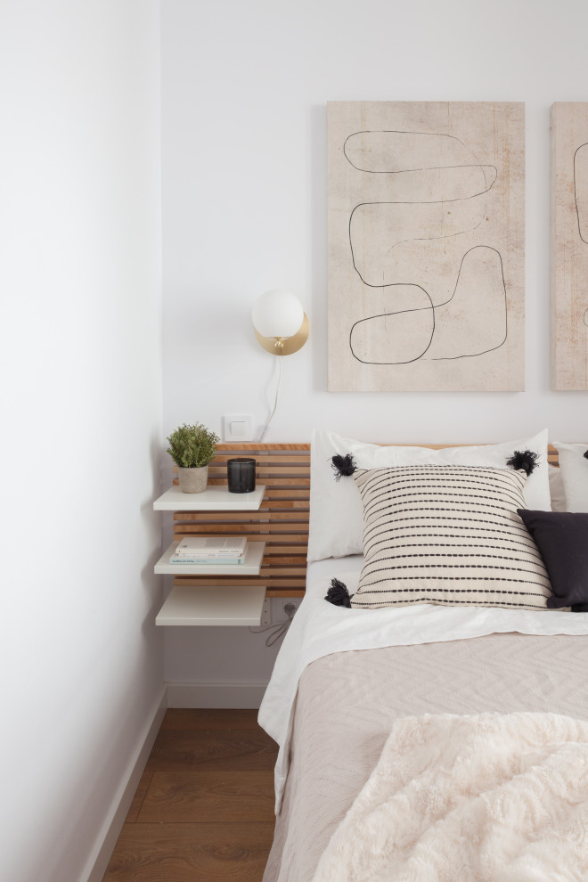 マドリードにある小さなコンテンポラリースタイルのおしゃれな主寝室 (白い壁、濃色無垢フローリング、茶色い床) のレイアウト