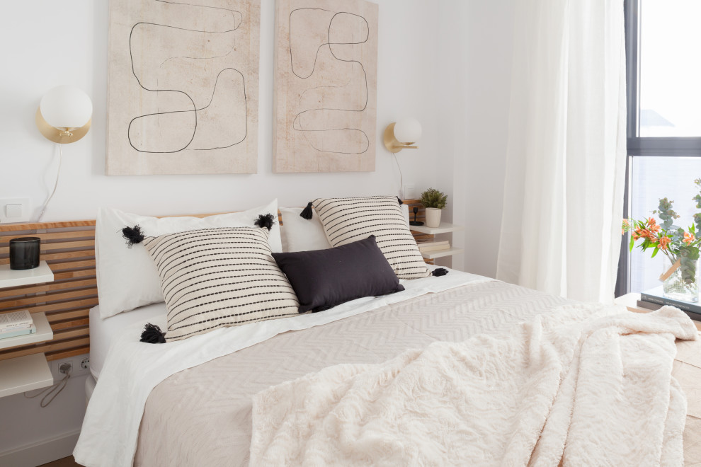 Стильный дизайн: маленькая хозяйская спальня в современном стиле с белыми стенами, темным паркетным полом и коричневым полом для на участке и в саду - последний тренд