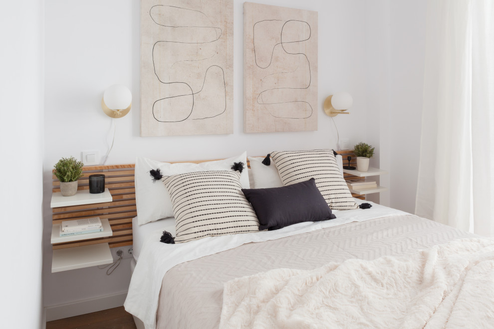 Idée de décoration pour une petite chambre parentale design avec un mur blanc, parquet foncé et un sol marron.