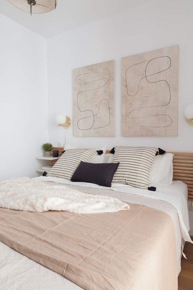 Cette image montre une petite chambre parentale design avec un mur blanc, parquet foncé et un sol marron.