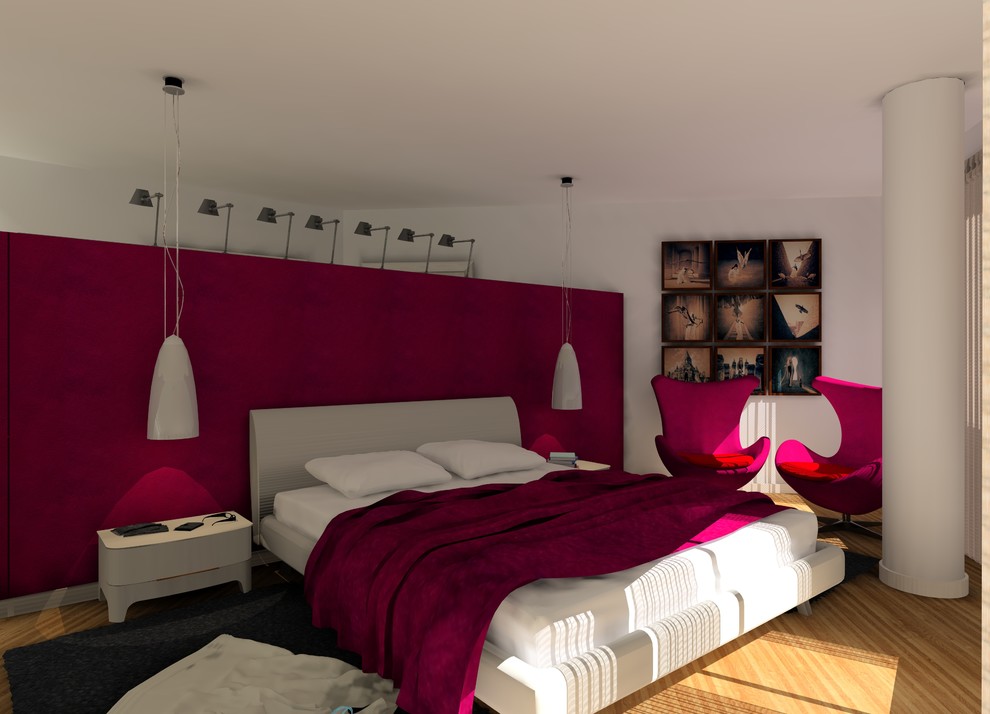 Foto de dormitorio principal grande con paredes púrpuras, suelo laminado y suelo beige