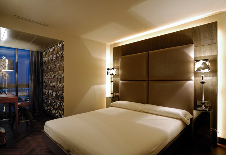 Inspiration for a modern bedroom in Alicante-Costa Blanca.