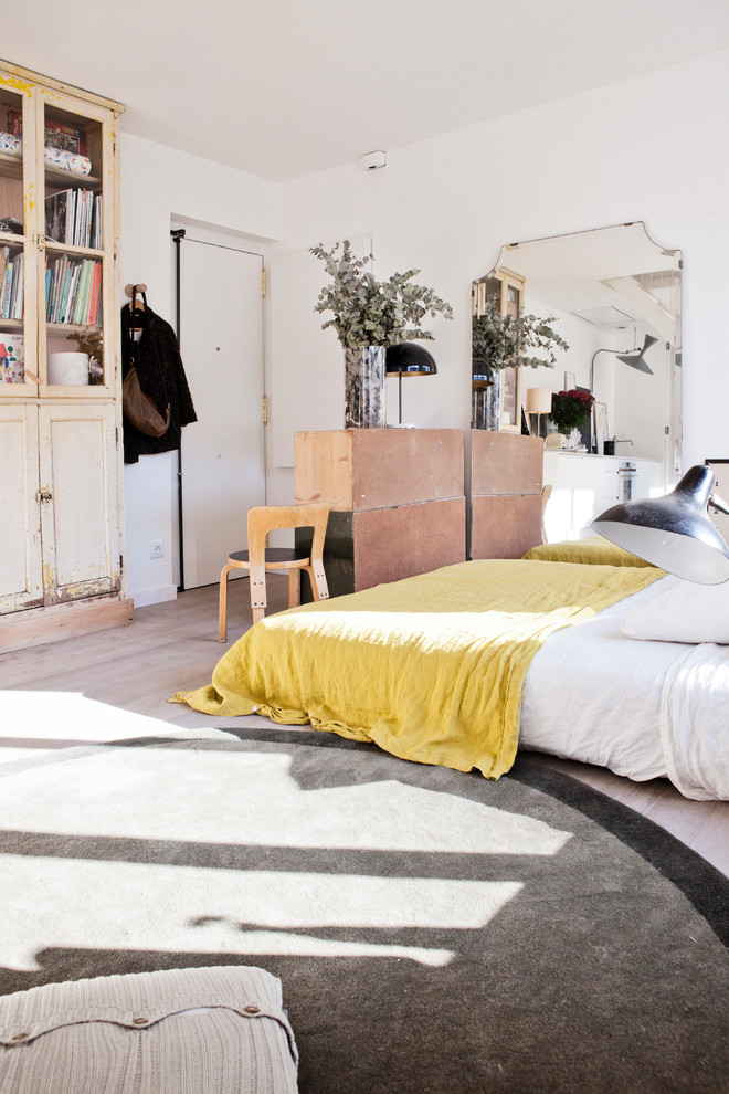 Cette photo montre une chambre mansardée ou avec mezzanine scandinave de taille moyenne avec un mur blanc.