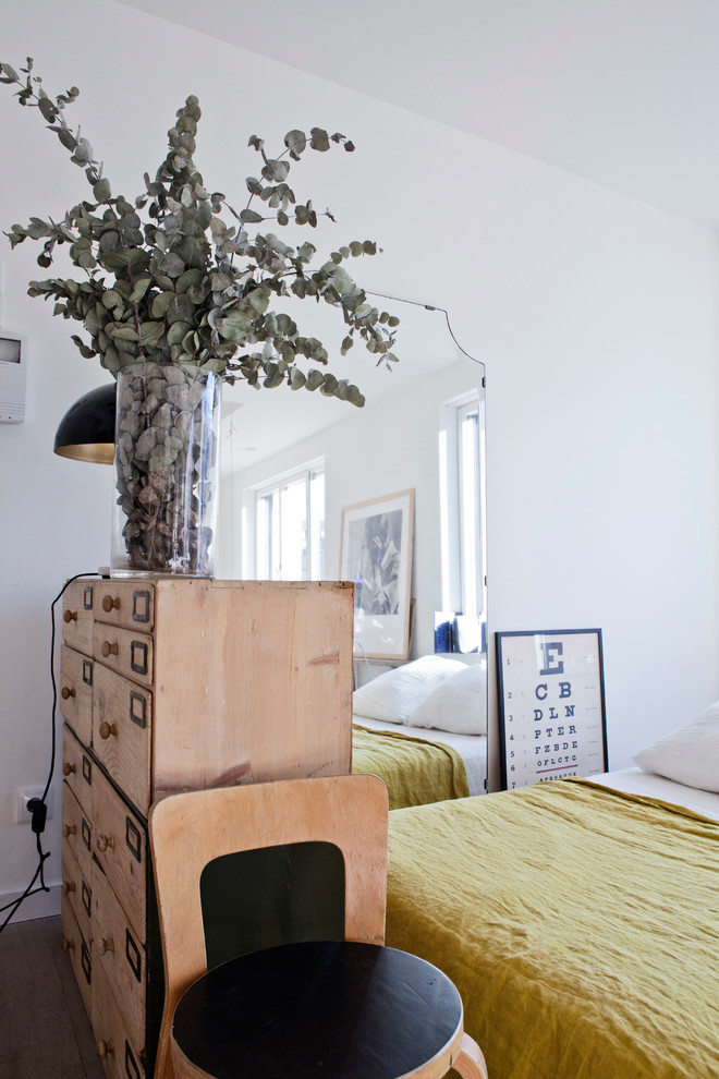 Imagen de dormitorio tipo loft nórdico con paredes blancas