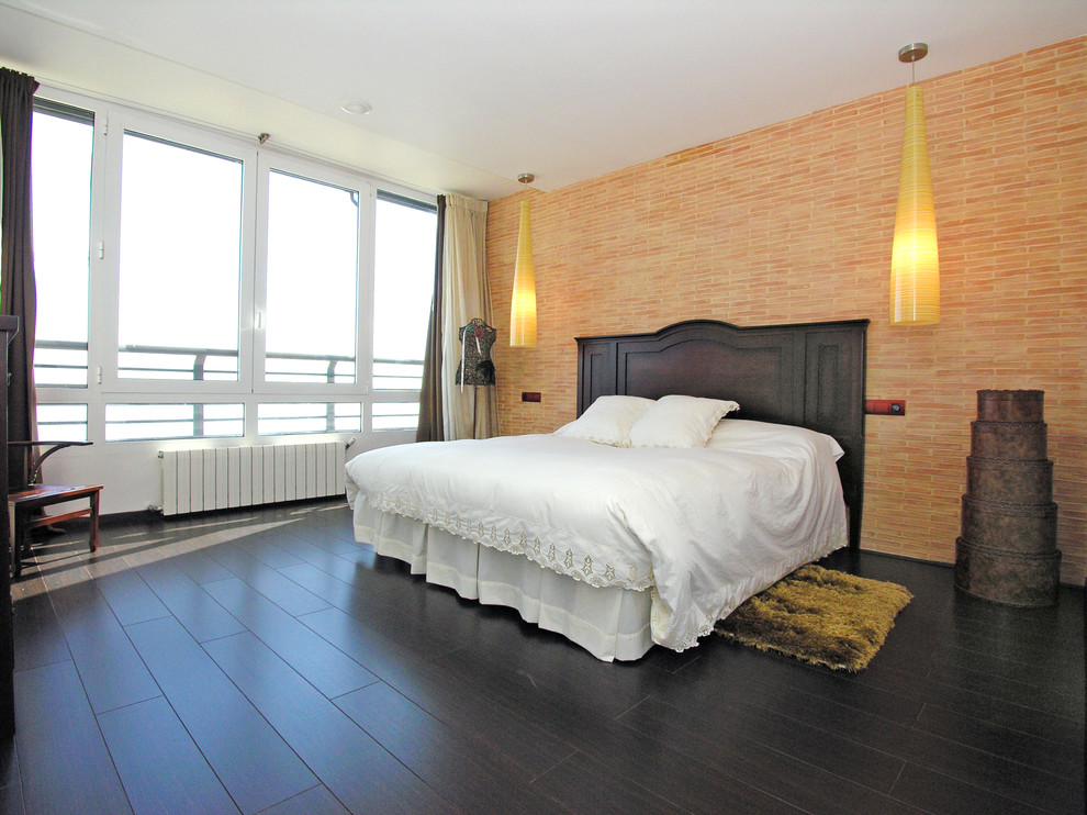 На фото: большая хозяйская спальня в современном стиле с разноцветными стенами и деревянным полом без камина