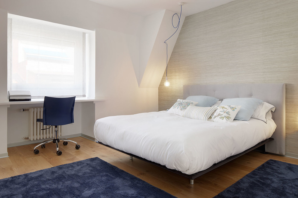 Стильный дизайн: спальня в современном стиле с серыми стенами, паркетным полом среднего тона, коричневым полом и акцентной стеной - последний тренд