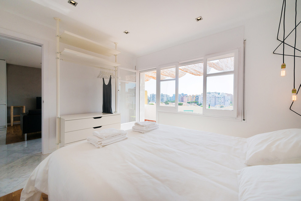Imagen de dormitorio principal escandinavo grande sin chimenea con paredes blancas