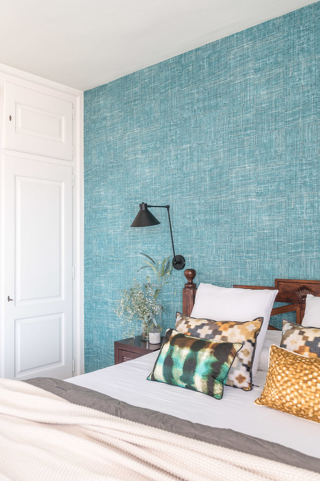 Imagen de dormitorio clásico renovado con paredes azules