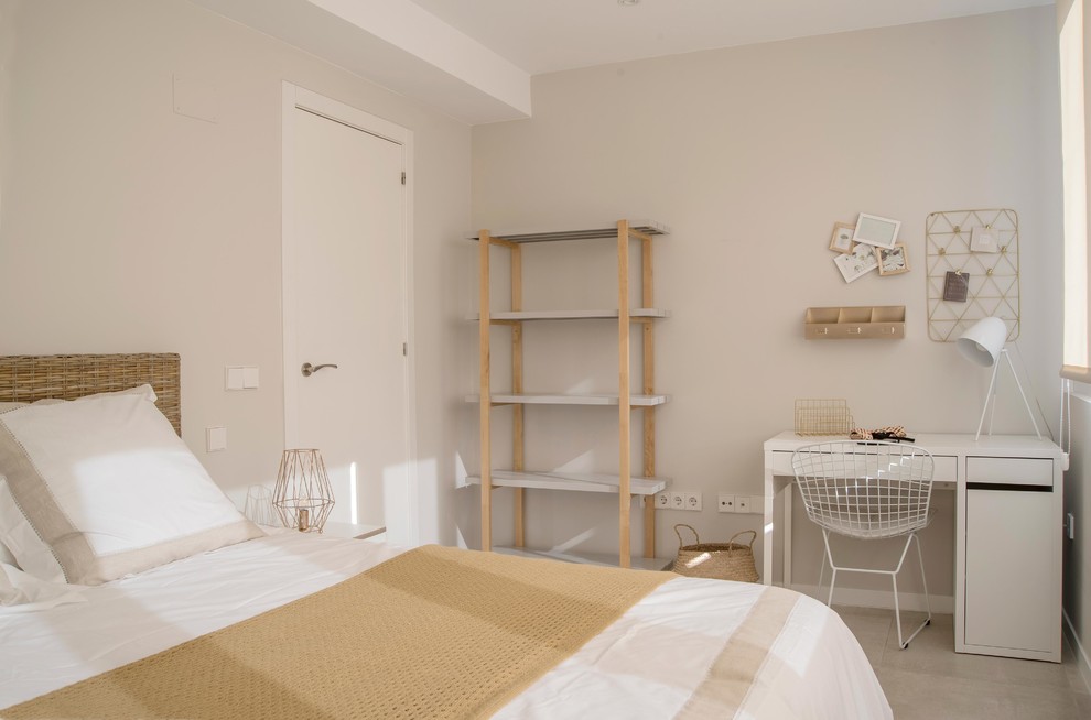 Diseño de dormitorio principal escandinavo de tamaño medio sin chimenea con paredes grises, suelo de baldosas de cerámica y suelo gris