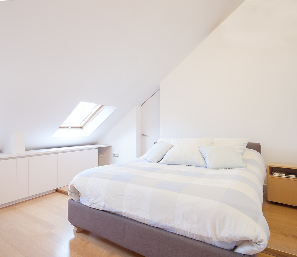 Exemple d'une chambre parentale scandinave de taille moyenne avec un mur blanc, un sol en bois brun et aucune cheminée.