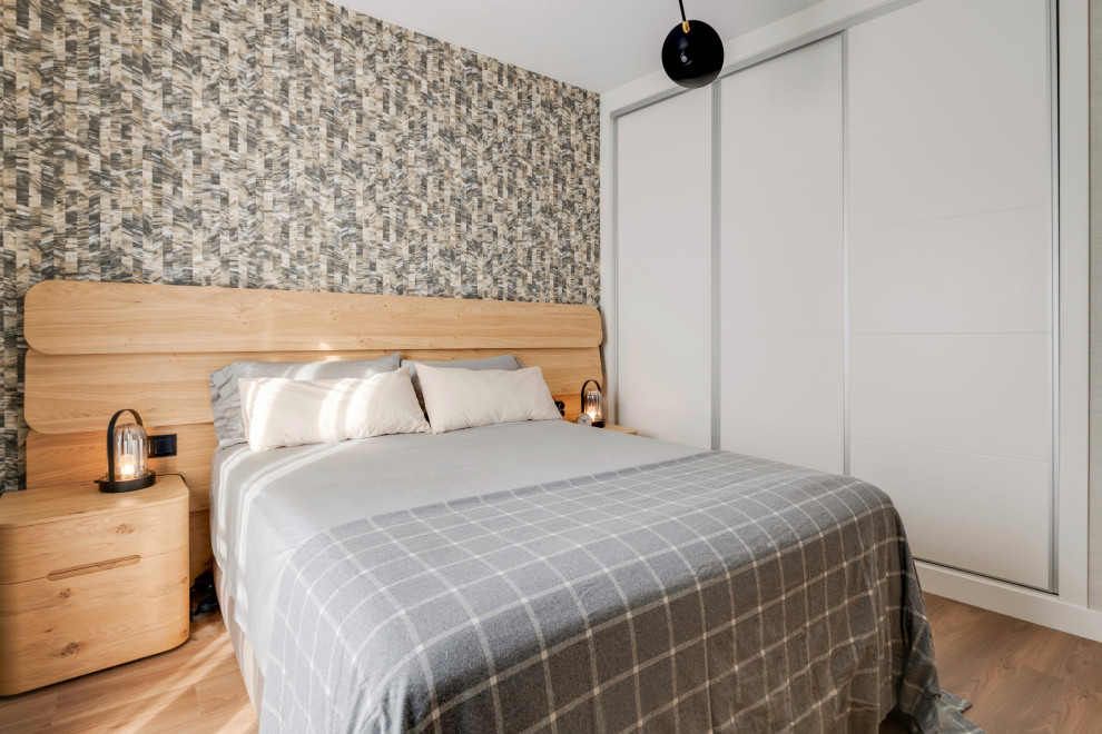 Foto de dormitorio principal contemporáneo de tamaño medio con paredes marrones, suelo de madera oscura, suelo marrón y papel pintado
