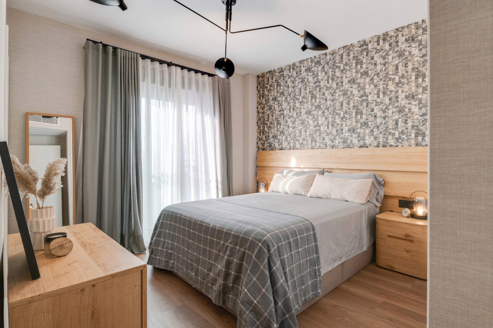 На фото: хозяйская спальня среднего размера в современном стиле с коричневыми стенами, коричневым полом, обоями на стенах и паркетным полом среднего тона