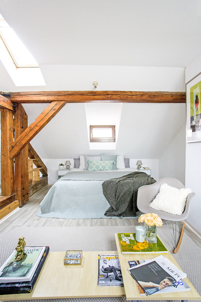 Foto de dormitorio tipo loft nórdico pequeño con paredes blancas, suelo laminado y suelo gris