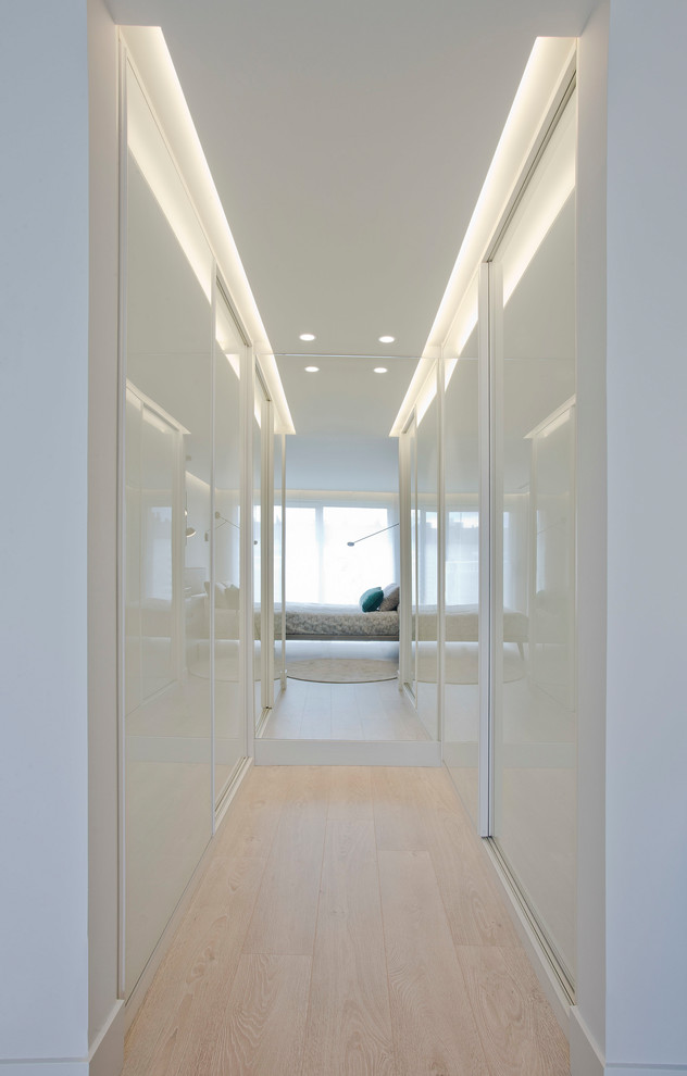 Mittelgroßes Modernes Hauptschlafzimmer mit hellem Holzboden und braunem Boden in Sonstige