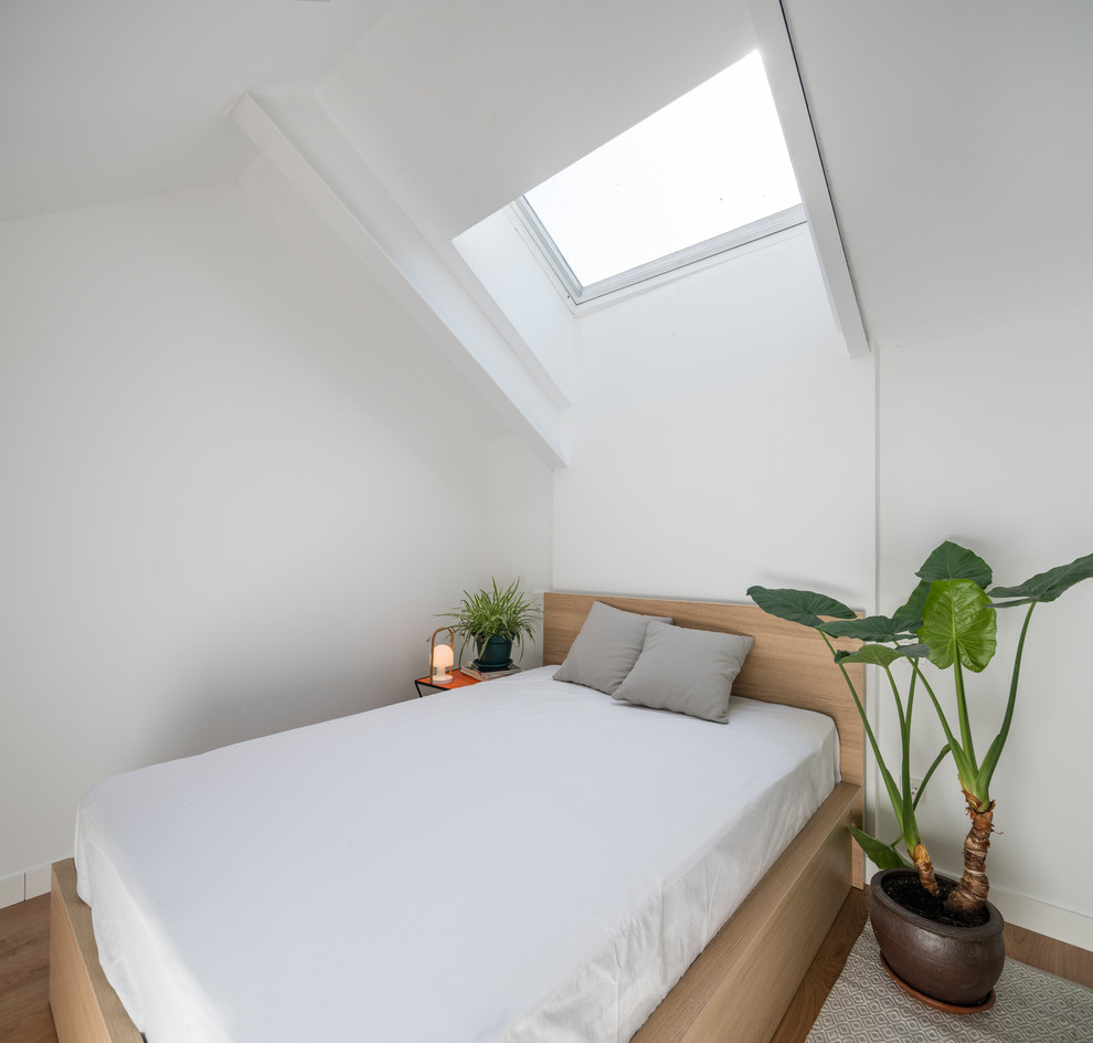 Medium sized contemporary bedroom in Madrid.