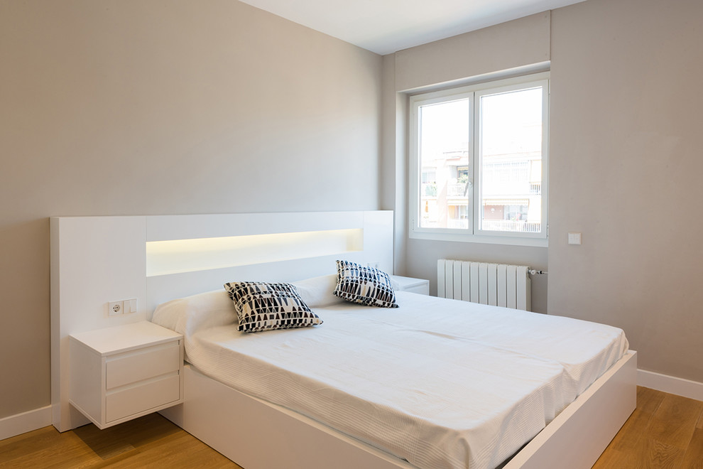 Design ideas for a modern bedroom in Barcelona.