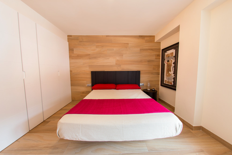 Diseño de dormitorio principal mediterráneo de tamaño medio con paredes beige