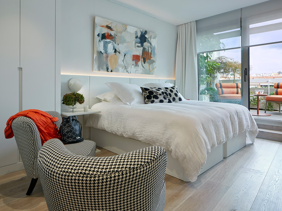 Mittelgroßes Modernes Hauptschlafzimmer mit weißer Wandfarbe und hellem Holzboden in Sonstige