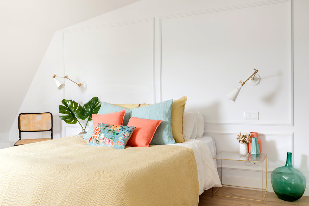 他の地域にあるコンテンポラリースタイルのおしゃれな寝室 (白い壁、無垢フローリング、茶色い床) のインテリア