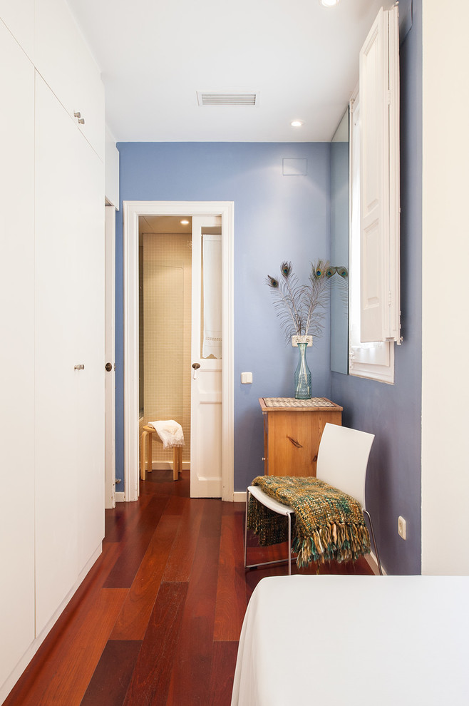 Cette image montre une chambre parentale design de taille moyenne avec un mur beige, parquet foncé et aucune cheminée.