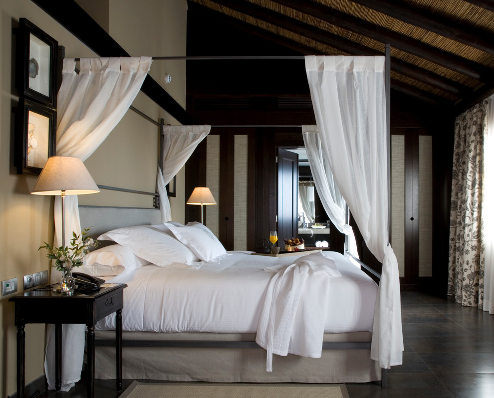 На фото: хозяйская спальня среднего размера в классическом стиле с бежевыми стенами и полом из керамической плитки без камина