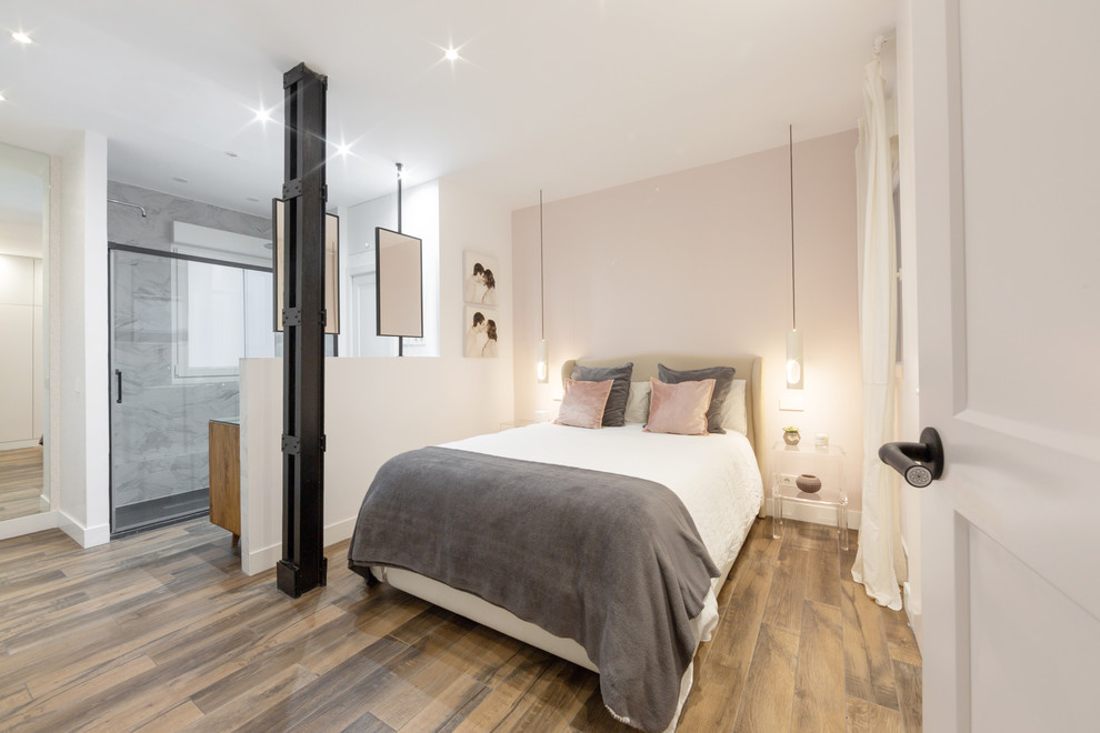 Пример оригинального дизайна: хозяйская спальня в современном стиле с розовыми стенами, полом из керамической плитки и коричневым полом