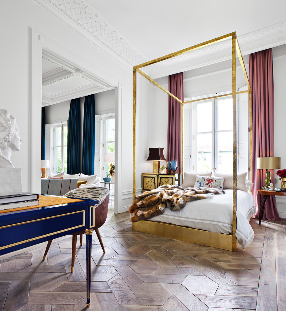 Großes Stilmix Hauptschlafzimmer ohne Kamin mit weißer Wandfarbe und braunem Holzboden in Madrid