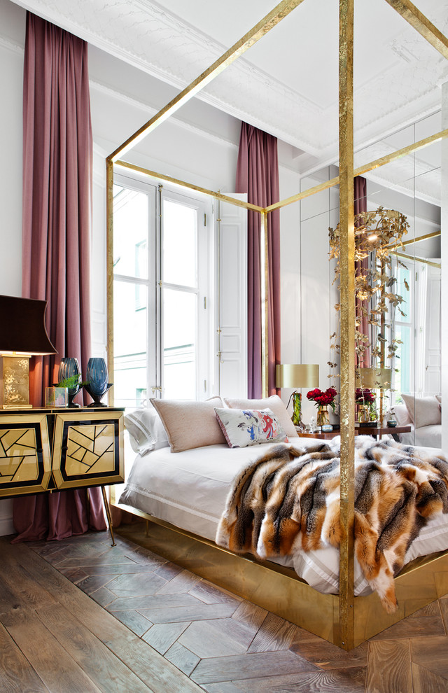 Großes Eklektisches Hauptschlafzimmer ohne Kamin mit weißer Wandfarbe und braunem Holzboden in Madrid