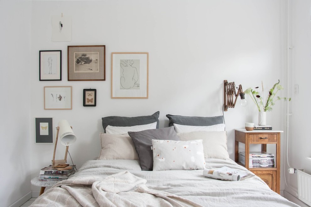 Источник вдохновения для домашнего уюта: хозяйская спальня среднего размера в скандинавском стиле с белыми стенами без камина