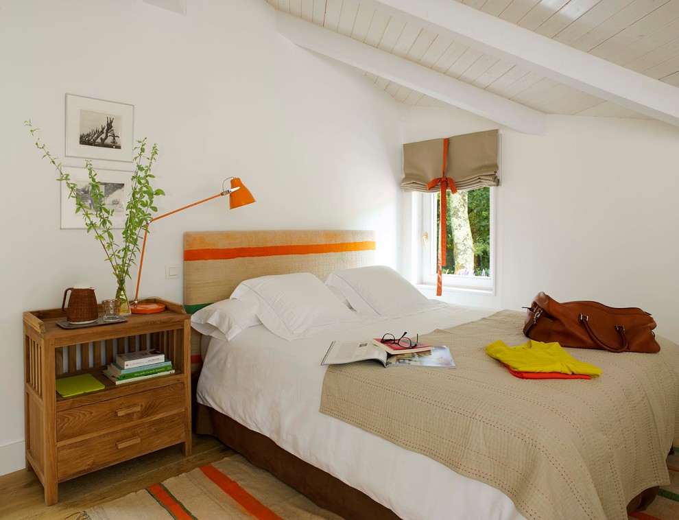 Пример оригинального дизайна: гостевая спальня (комната для гостей), среднего размера в скандинавском стиле с белыми стенами и паркетным полом среднего тона