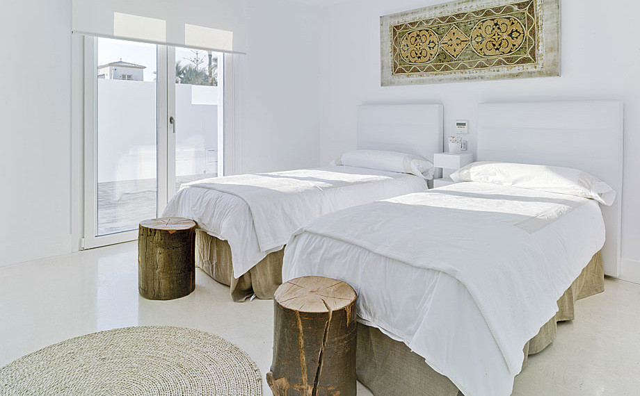 Immagine di una camera degli ospiti mediterranea di medie dimensioni con pareti bianche e nessun camino