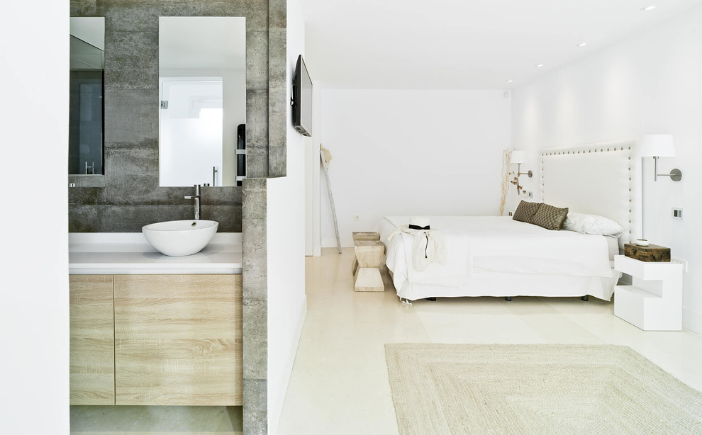 Стильный дизайн: большая хозяйская спальня в средиземноморском стиле с белыми стенами без камина - последний тренд