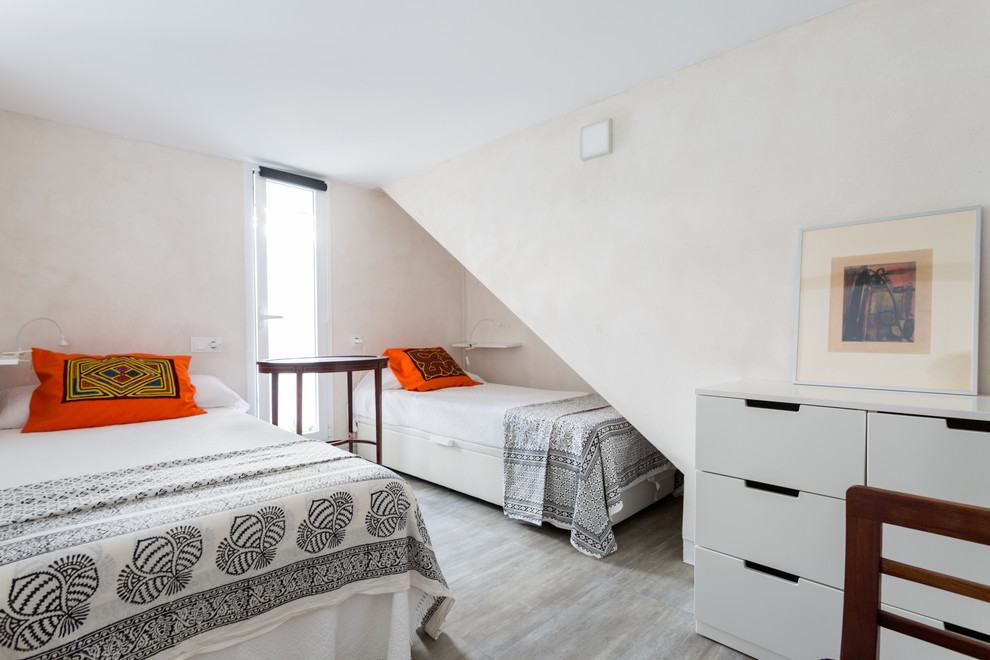 Ejemplo de habitación de invitados mediterránea sin chimenea con paredes beige y suelo beige